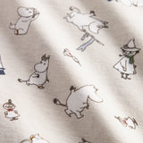 Baby tæppe med Moomin-print i lyse farver.