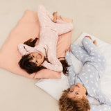 Lyserød børnepyjamas med lange ærmer og bukser, allover Moomin-print