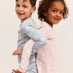 To børnepyjamaser i lyseblå og lyserød: lange ærmer og små figurer