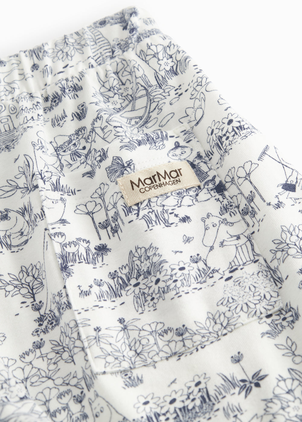 Shorts til børn med fint Moomin print, bred elastik samt bindebånd i taljen