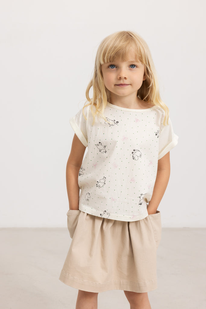 Lysecreme børne-T-shirt med korte ærmer, rund hals og små Moomin-figurer