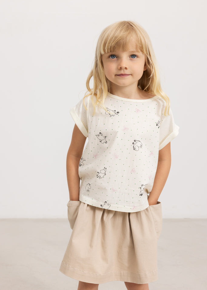 Lysecreme børne-T-shirt med korte ærmer, rund hals og små Moomin-figurer