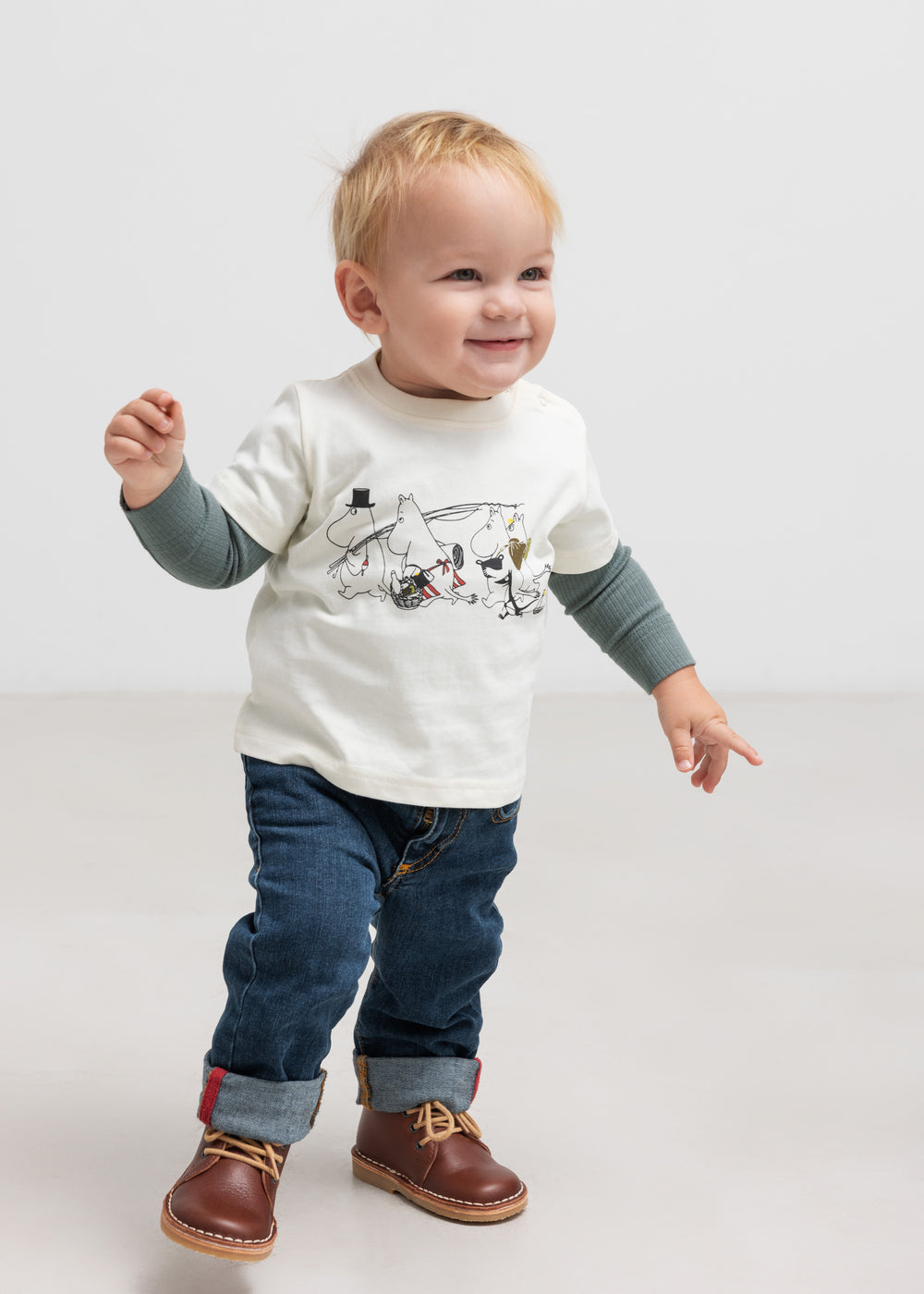Off-white T-shirt med Moomin-illustration, båret af lille barn