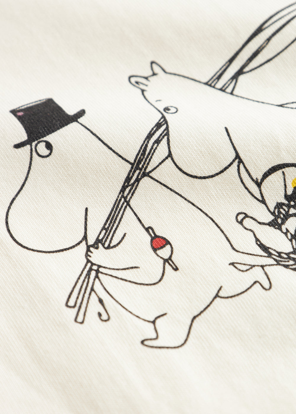 Off-white T-shirt med detaljeret Moomin-trykscene i sort og rød