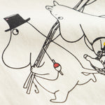Off-white T-shirt med detaljeret Moomin-trykscene i sort og rød
