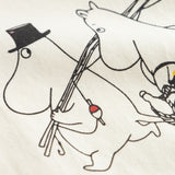 Off-white T-shirt med detaljeret Moomin-trykscene i sort og rød