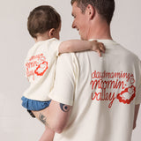 Voksen og baby set bagfra iført matchende T-shirts med Mumin-print