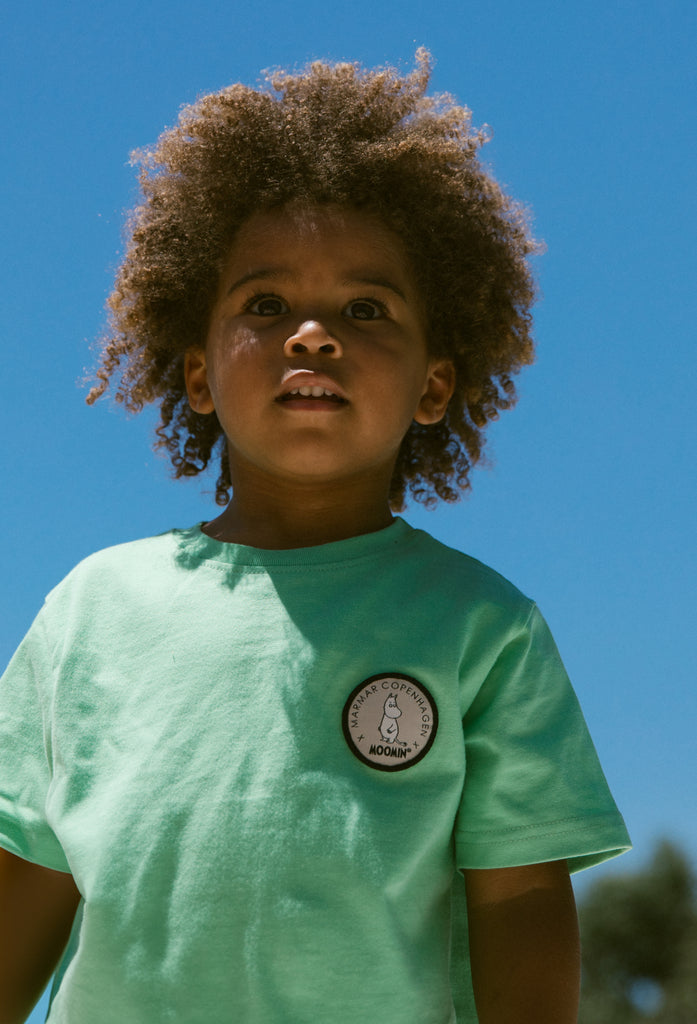Børne-T-shirt i mintgrøn med rund hals og lille rund patch på brystet