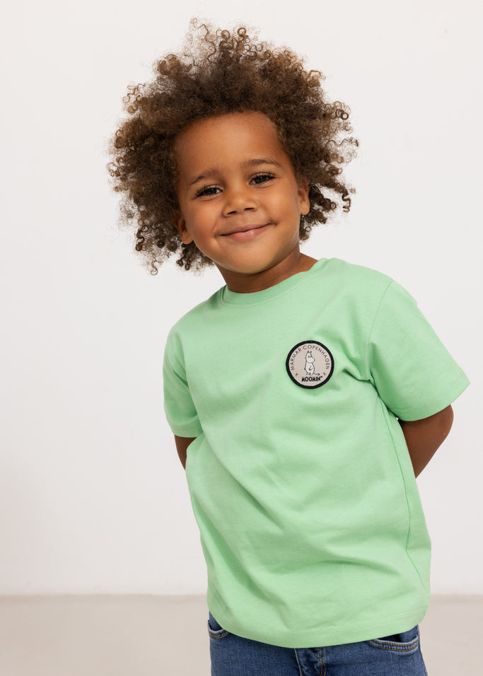 Børne-T-shirt i mintgrøn med korte ærmer og rund hals samt rund patch foran