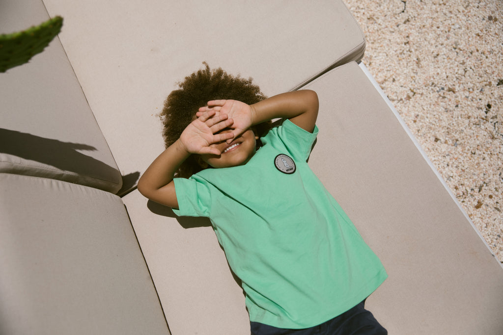 Børne-T-shirt i mintgrøn med korte ærmer og rund patch på brystet