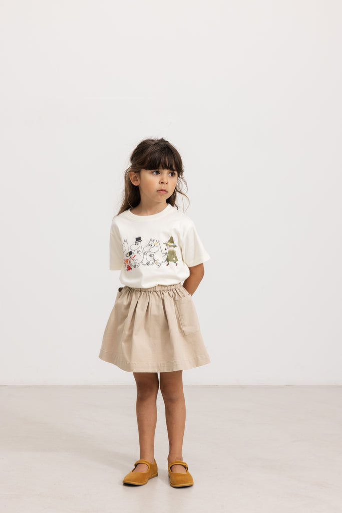 Hvid T-shirt med Moomin-eventyrprint, korte ærmer og rund hals