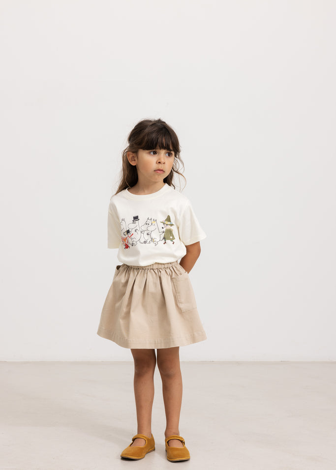 Hvid T-shirt med Moomin-eventyrprint, korte ærmer og rund hals