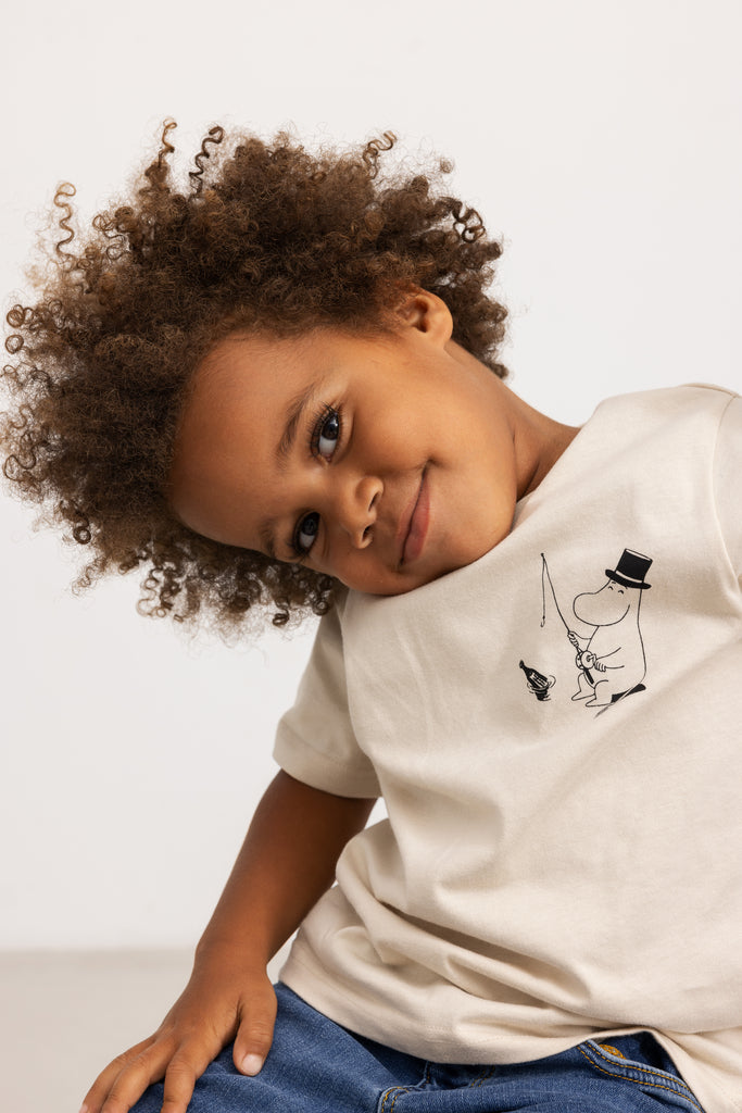 Børne-T-shirt i offwhite med lille Moomin Dad-illustration på brystet