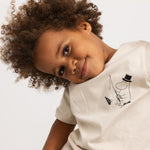Børne-T-shirt i offwhite med lille Moomin Dad-illustration på brystet