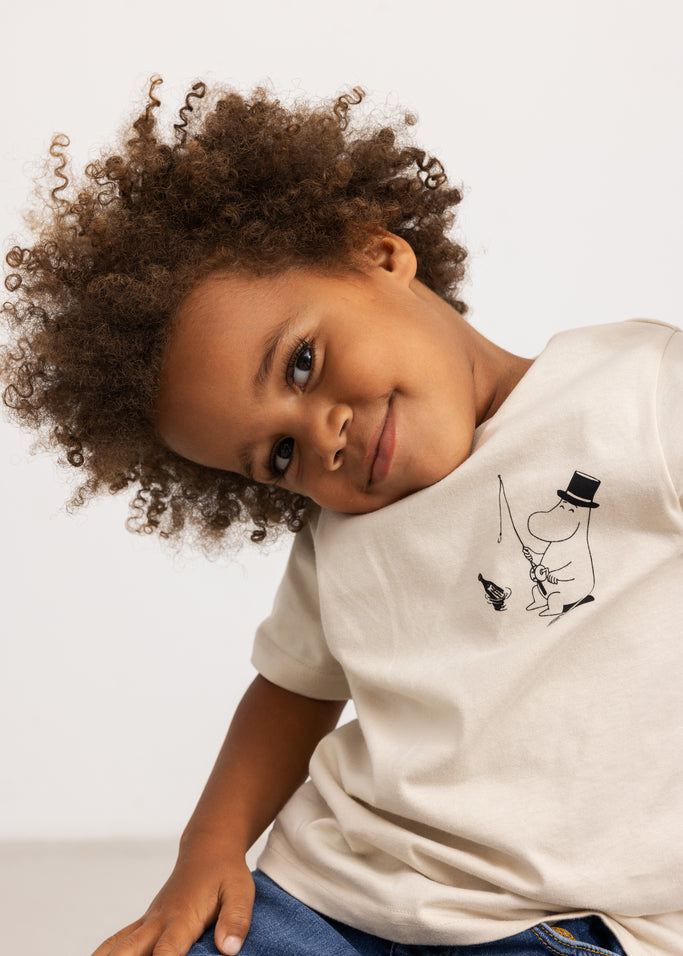 Børne-T-shirt i offwhite med lille Moomin Dad-illustration på brystet