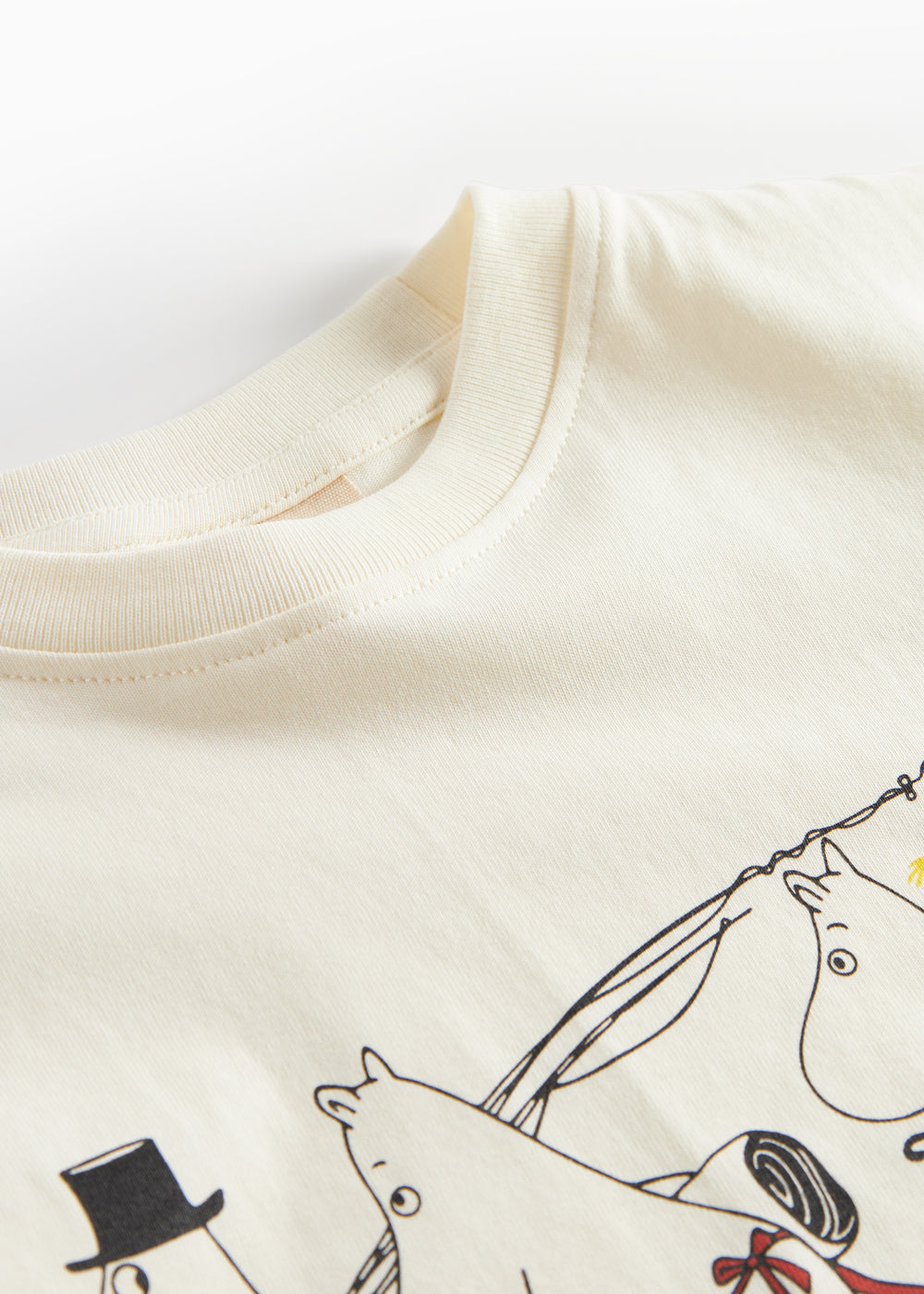 Offwhite børne-T-shirt med ribkrave og Moomin-tryk ved brystet