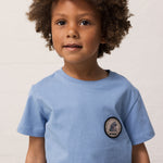 Lyseblå børne-T-shirt med rund brystpatch og korte ærmer