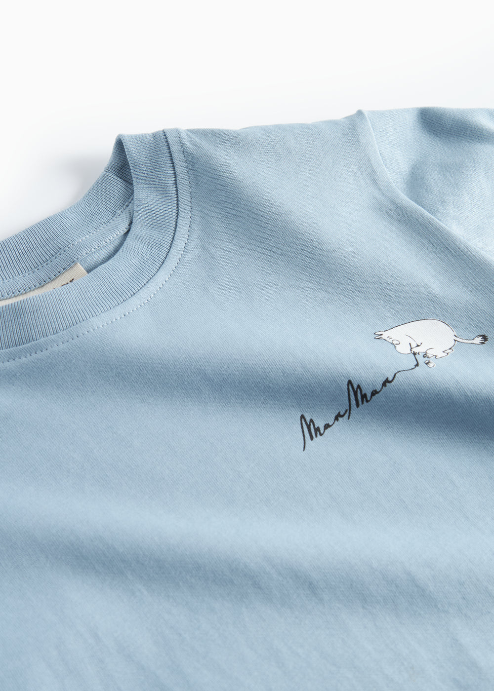 Lyseblå T-shirt med rund hals og lille Moomin-logo ved brystet