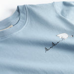 Lyseblå T-shirt med rund hals og lille Moomin-logo ved brystet