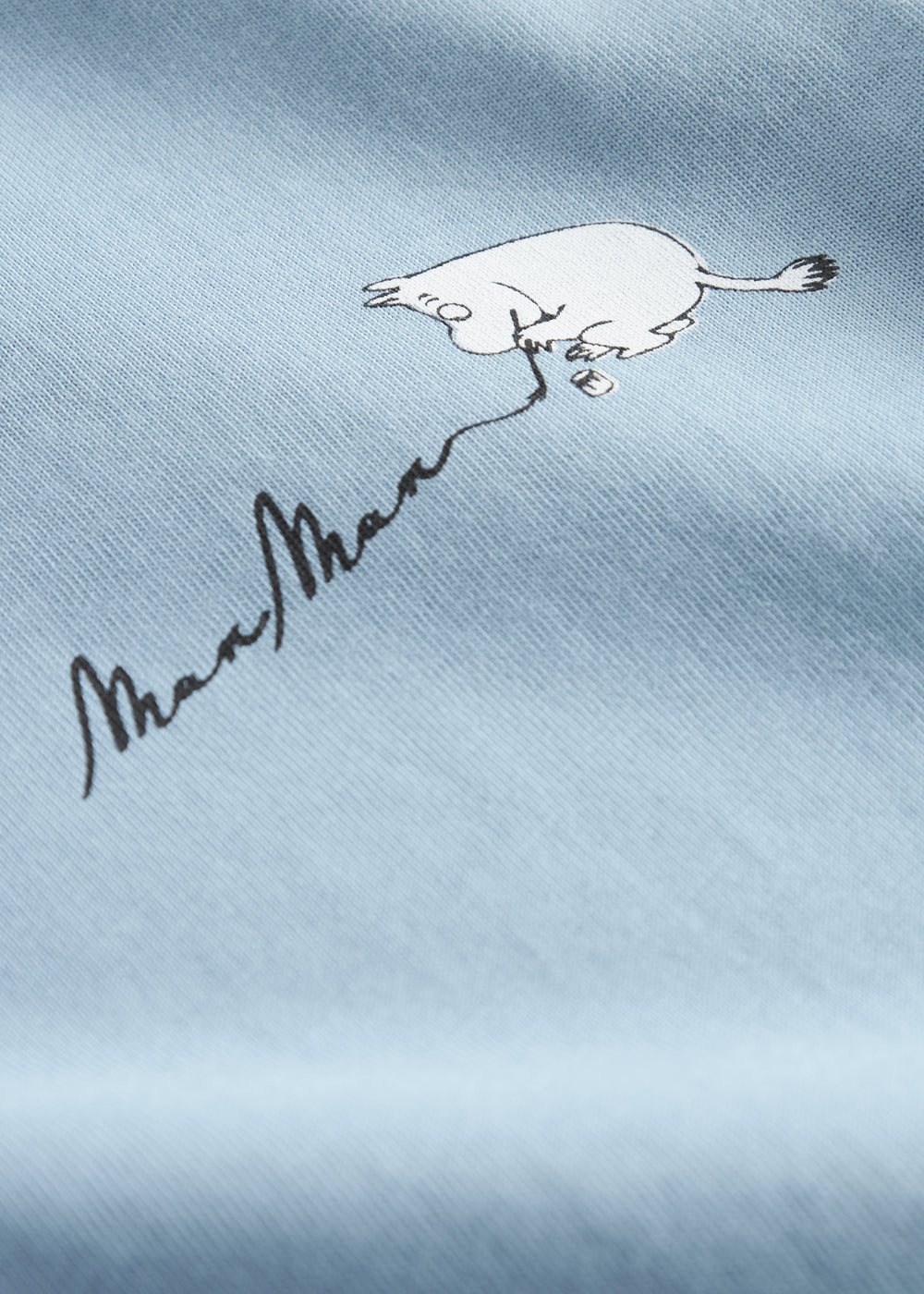 Lyseblå T-shirt med stort Moomin-print og signatur i sort