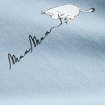 Lyseblå T-shirt med stort Moomin-print og signatur i sort