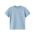 Lyseblå børne-T-shirt med lille Moomin-figur på brystet