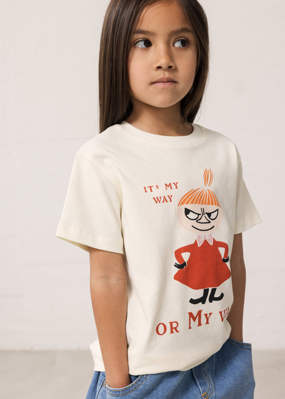Børne-T-shirt i lys farve med Little My-print foran i orange og sort