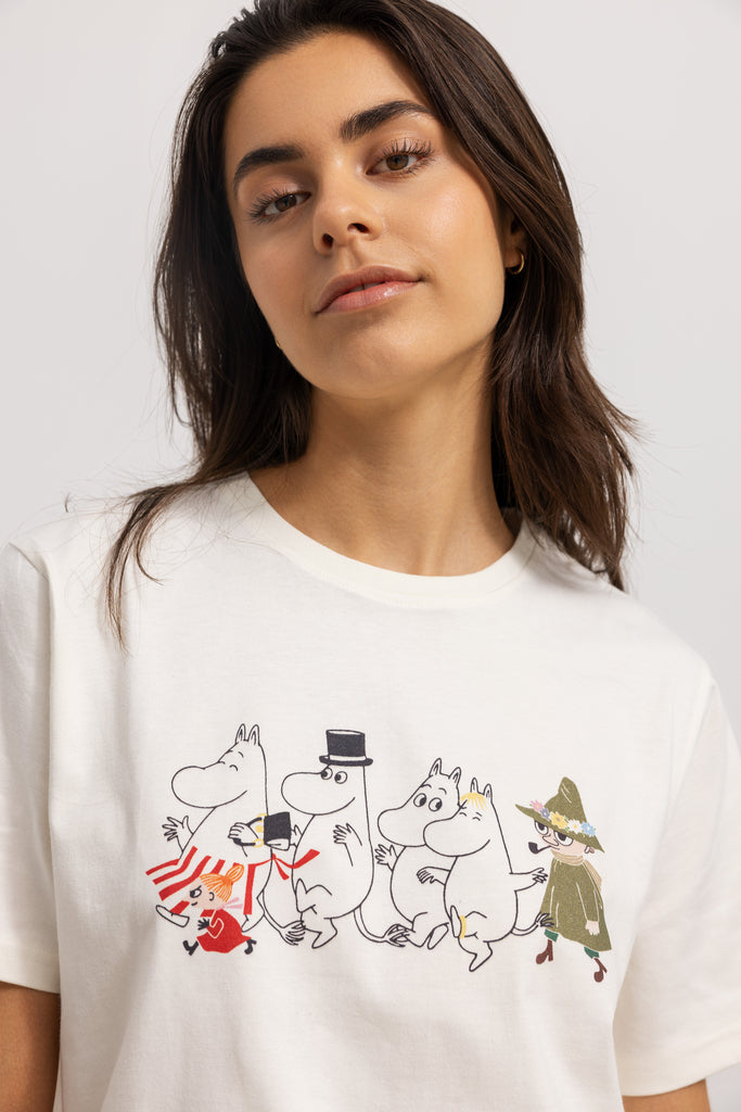 Cremefarvet T-shirt med rund hals og farverigt Moomin-print foran