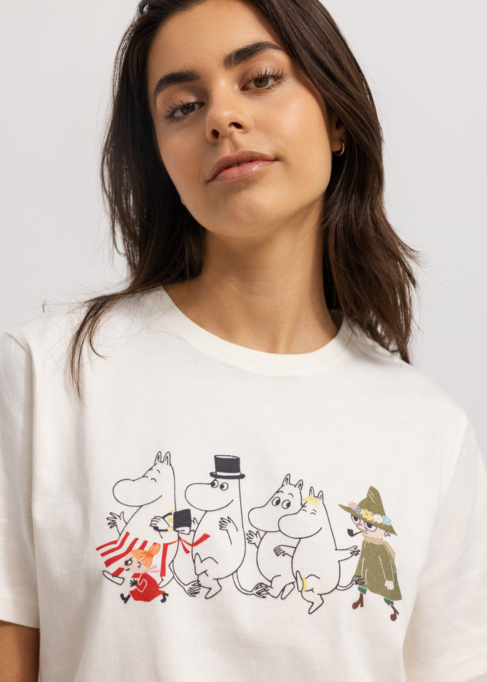 Cremefarvet T-shirt med rund hals og farverigt Moomin-print foran