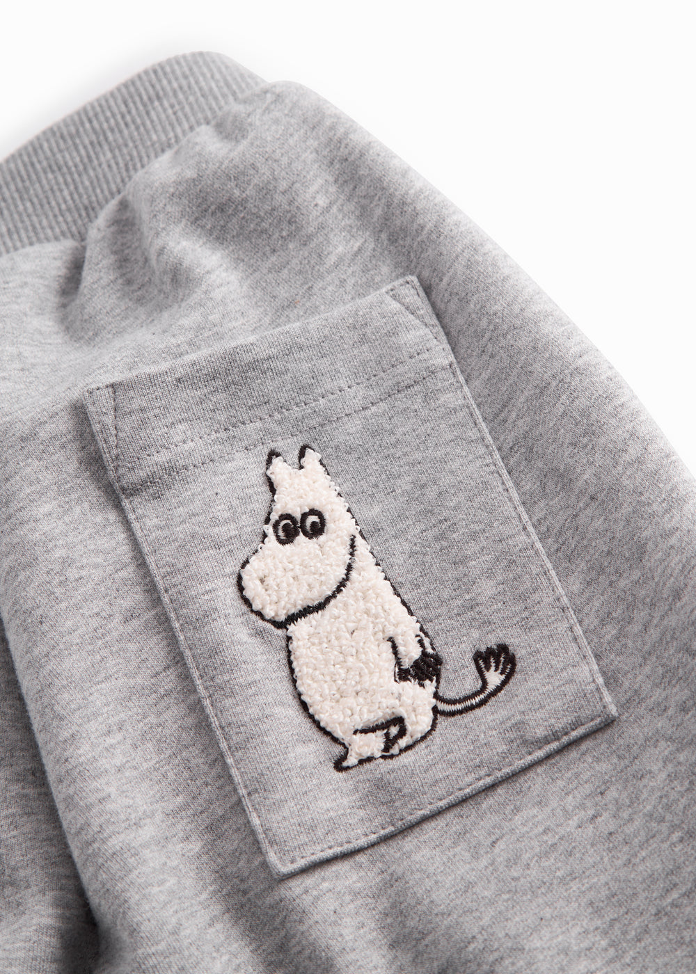 Grå sweatbukser til baby med Moomin print, elastik og bindebånd