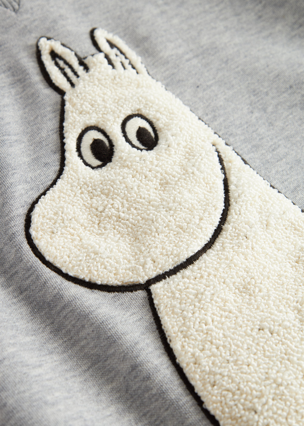 Børnetrøje med langt ærme og Moomin-motiv i blød teddy-stof