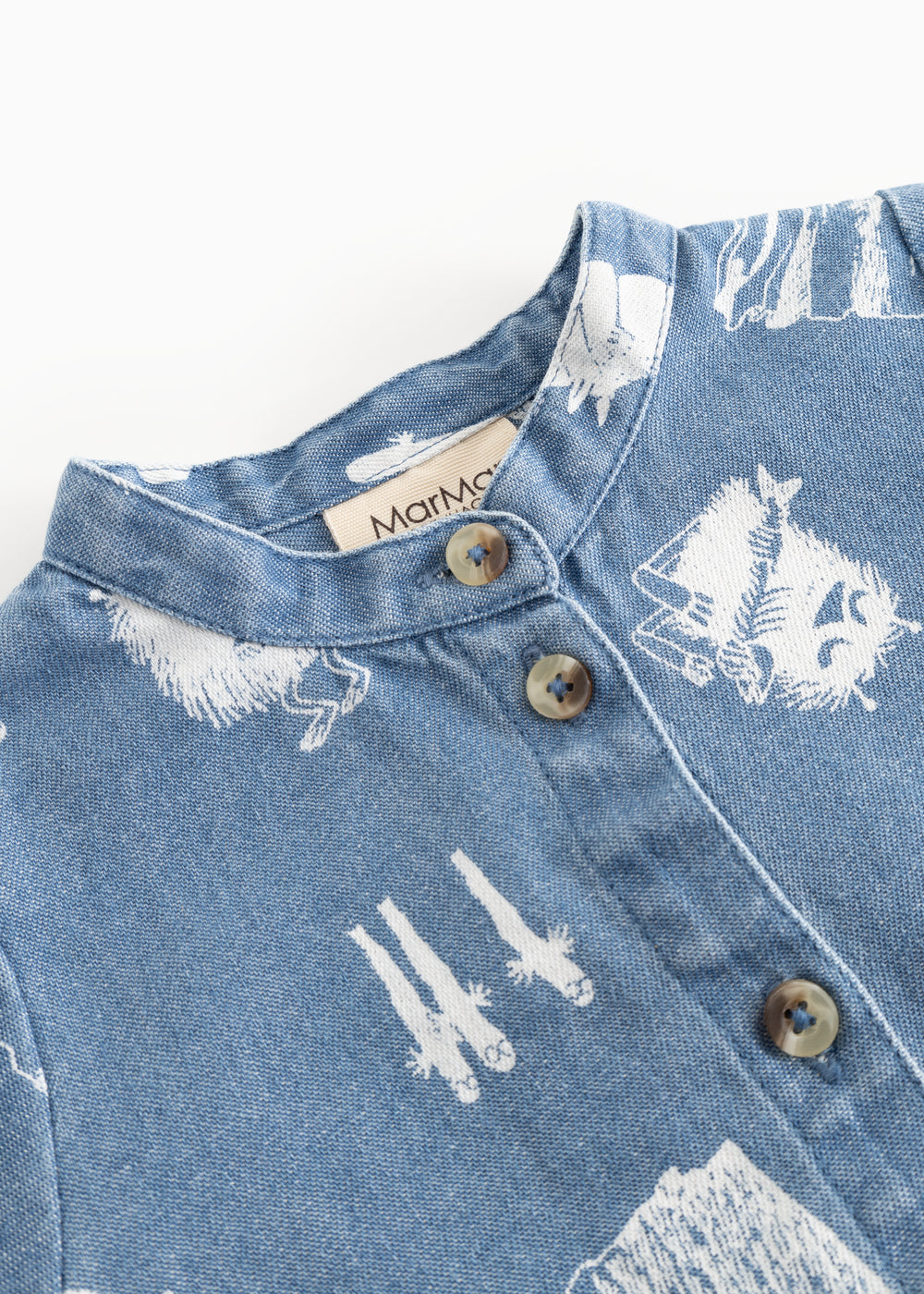 Blå denimskjorte med krave, knapper og Moomins-mønster; mærkelap Marmar.