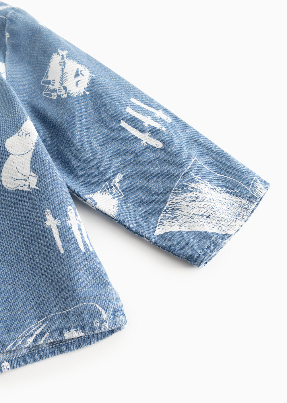 Blå baby-skjorte med Moomins-mønster på ærme og forside.