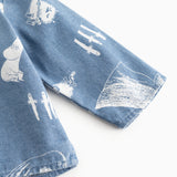 Blå baby-skjorte med Moomins-mønster på ærme og forside.