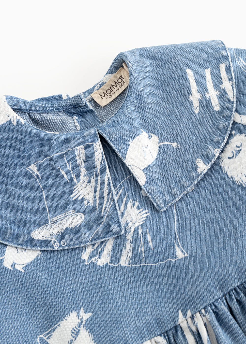 Blå denimkjole med rund krave og snapp-lukning samt Moomins-print ved hals