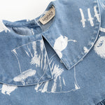 Blå denimkjole med rund krave og snapp-lukning samt Moomins-print ved hals