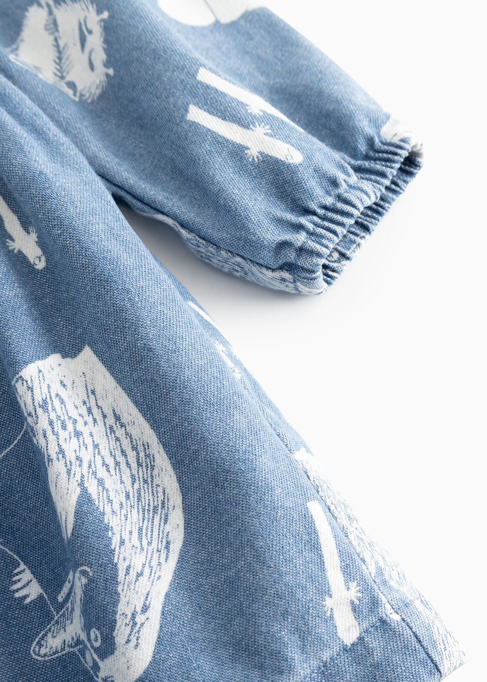 Blå denimkjole med Moomins-print og elastisk rynkekant ved ærmegab