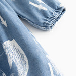 Blå denimkjole med Moomins-print og elastisk rynkekant ved ærmegab
