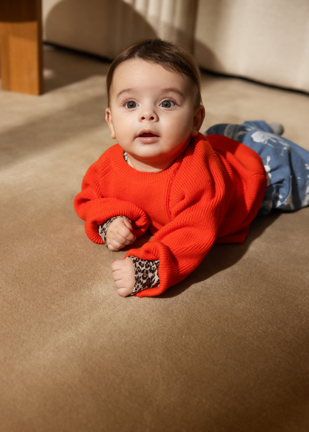 Torin B orange strikbluse på baby, rund hals og ribkanter ved ærmer