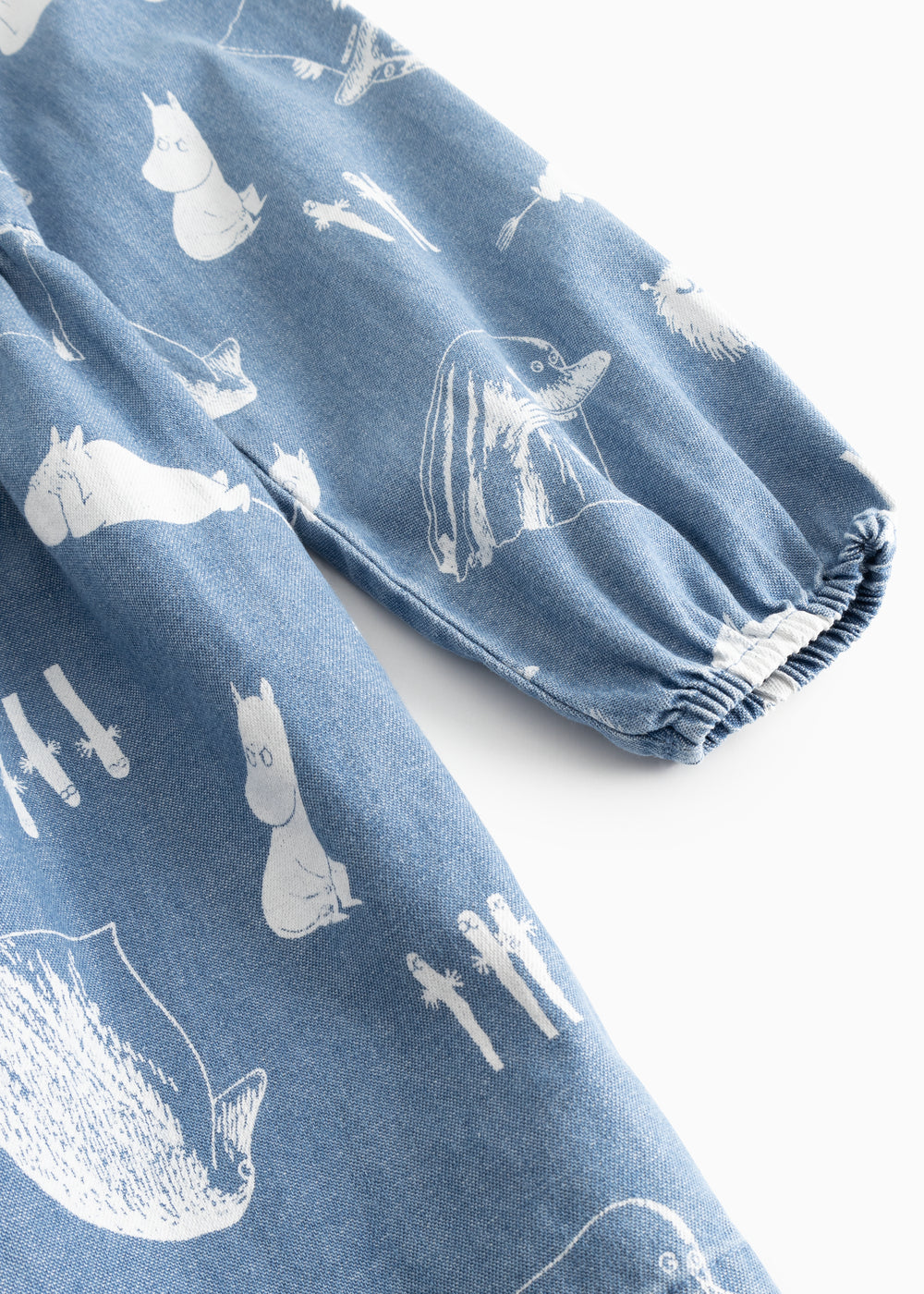 Blå børnekjole med Mumi-print, elastisk ærmemanchet, set fra siden.