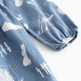 Blå børnekjole med Mumi-print, elastisk ærmemanchet, set fra siden.