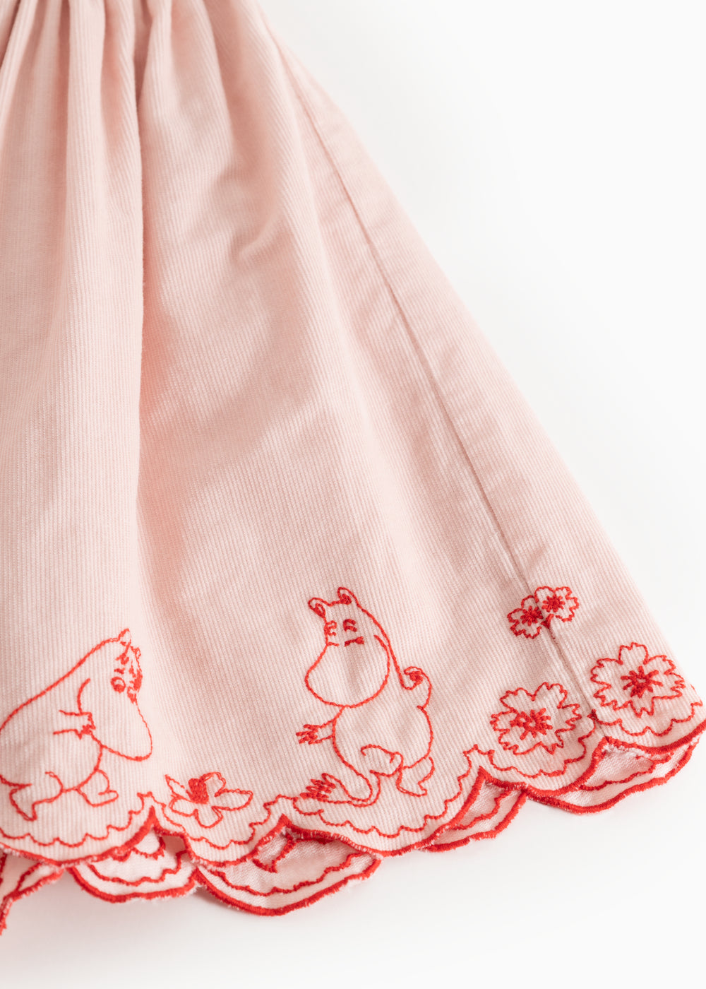 Lyserød nederdel med rød Moomin-dansere og blomsterkant forneden