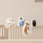 Babymobil med fire Moomin-figurer i stof, ophængt fra rund ramme.