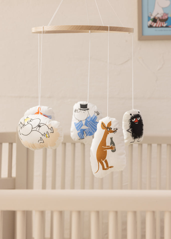 Babymobil med fire Moomin-figurer i stof, ophængt fra rund ramme.