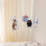 Babymobil til baby med flere Moomin-figurer, ophængt i små stofposer.