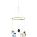 Babymobil med Moomin-figurer ophængt i rund ring og transparente snore.