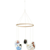 Babymobil med Moomin-figurer ophængt i rund ring og transparente snore.