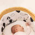 Foldebar stofbogs side i stof med Moomin-figurer, paraplyer og skyer i sort-hvid