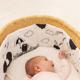 Foldebar stofbogs side i stof med Moomin-figurer, paraplyer og skyer i sort-hvid