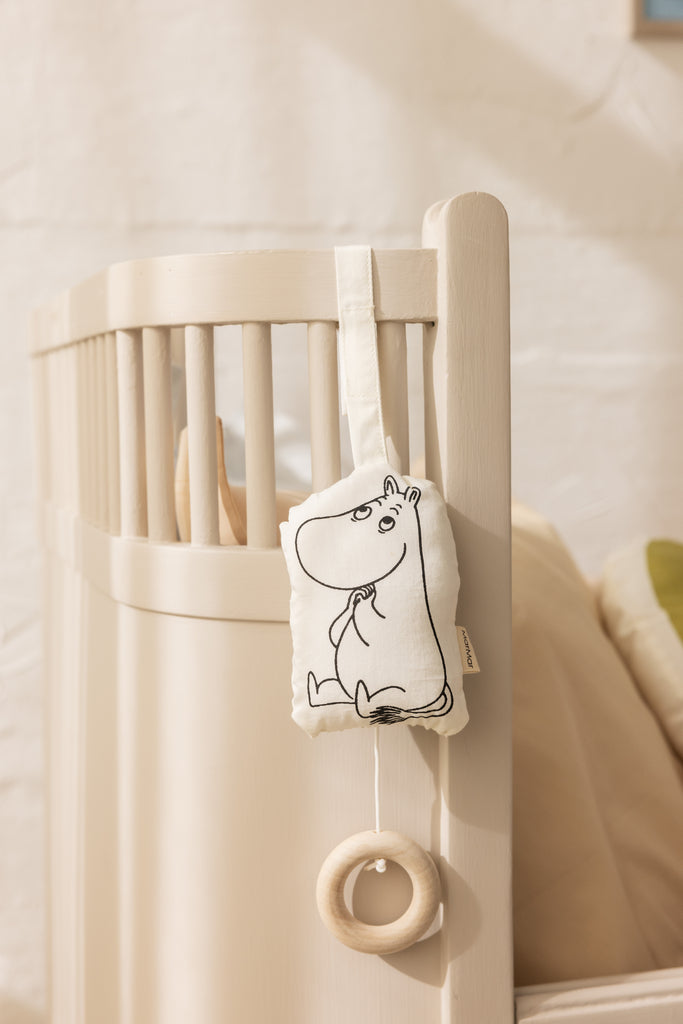Moomin musikuro med stoffigur og rund træring, hængende ved babyseng